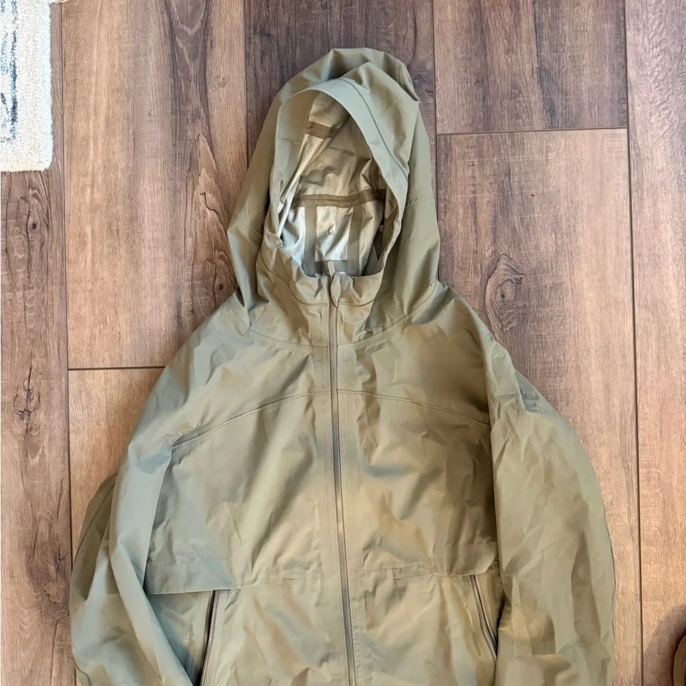 Lululemon rain rebel jacket size 6 - Picture 2 of 5